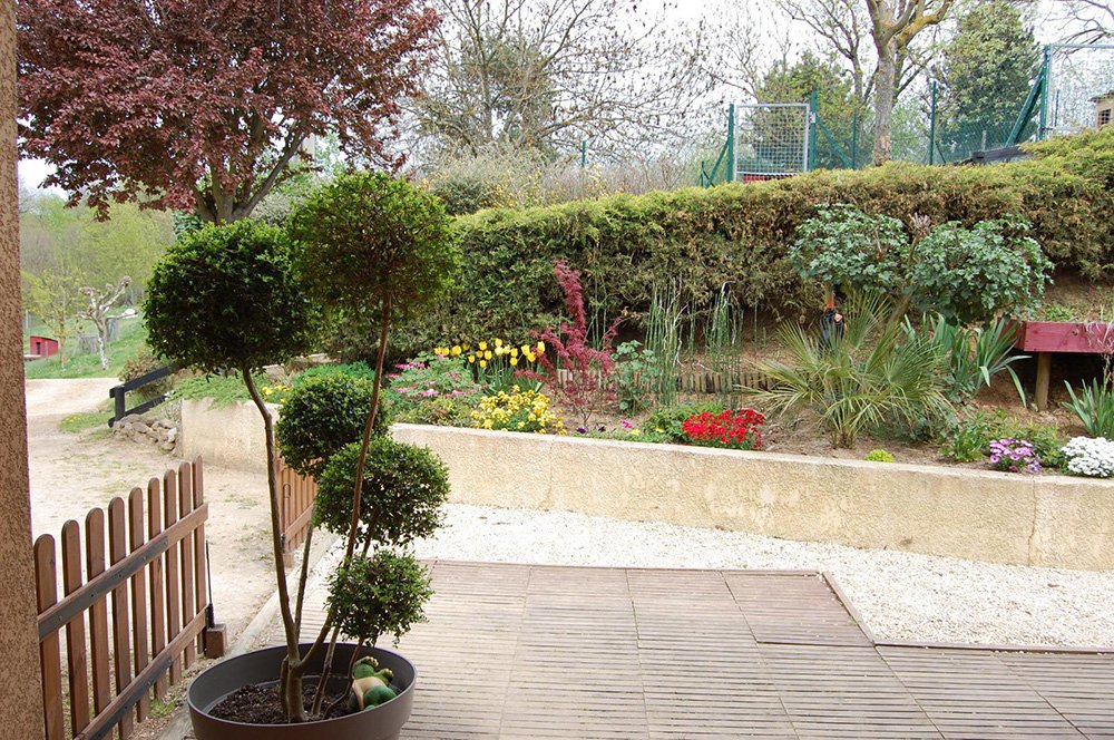 Terrasse de la pension du Moulin Pommier à Vinzieux